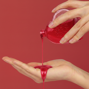 Gel de massage avec texture qui coule sur la main