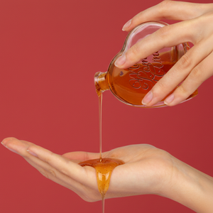 Gel de massage avec texture qui coule sur la main