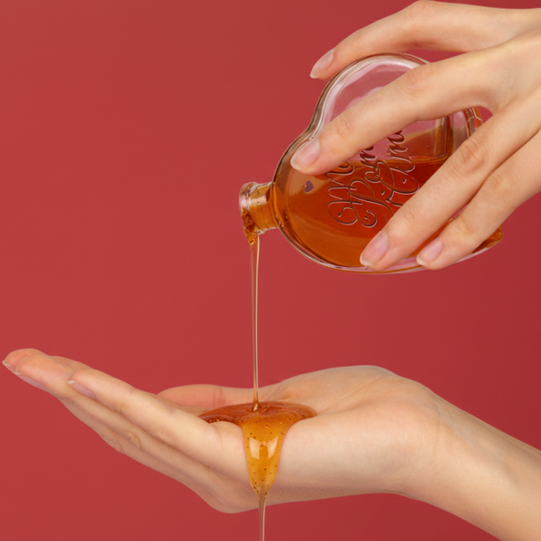 Gel de massage avec texture qui coule sur la main